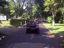  Naik Mobil Taktis, Jokowi & Danjen Kopassus Cek Sampah & Kali Ciliwung 