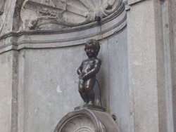 8 Patung Nakal Eropa, Keluar Air dari Mr P dan Payudara