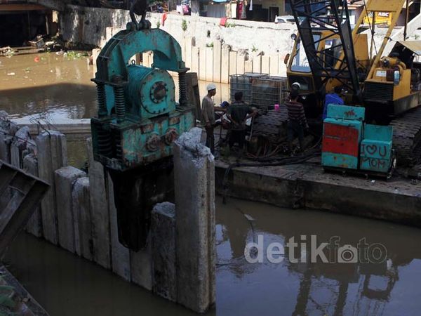 Pemasangan Turap untuk Normalisasi Kali Ciliwung
