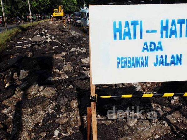 Jalan KH Noer Ali Mulai Diperbaiki