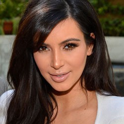 Badan Melar, Kim Kardashian Pinjam Baju Kakak