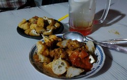 Bosan Nunggu Macet, Jajan Tahu Gejrot Dulu di Masjid Sunda Kelapa!