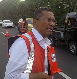 Dahlan Iskan Pantau Contra Flow Cawang-Rawamangun