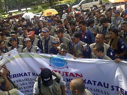 Ratusan Karyawan Krakatau Steel Demo di Kantor Dahlan Iskan