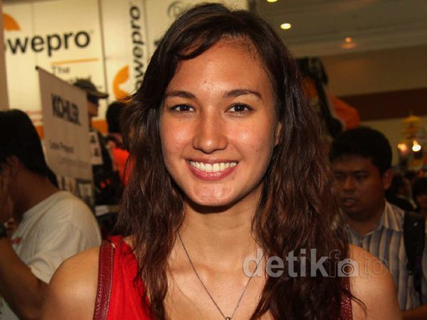 Kulit Makin Hitam, Nadine Chandrawinata Cuek