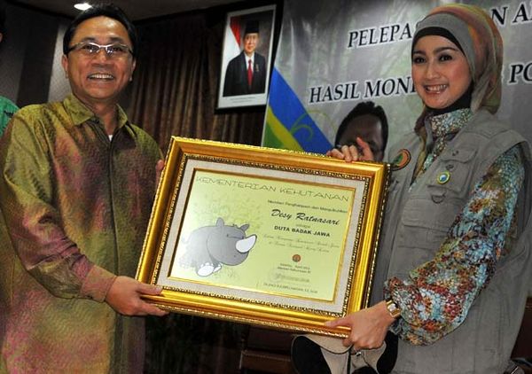 Desy Ratnasari Jadi Duta Badak Jawa