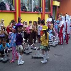 Sambut Aburizal Bakrie, Grup Drum Band TK Harus Nunggu 3 Jam