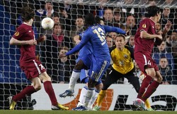 Pada pertandingan di Stamford Bridge, Jumat (5/4/2013) dinihari WIB, Chelsea unggul 2-1 saat turun minum lewat gol Torres dan Victor Moses. REUTERS/Suzanne Plunkett.