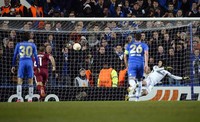 Sementara Rubin membalas sekali lewat penalti Bebars Natcho. REUTERS/Paul Hackett.