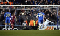 Sementara Rubin membalas sekali lewat penalti Bebars Natcho. REUTERS/Paul Hackett.