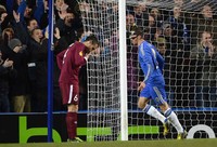 Di babak kedua, Chelsea mencetak satu gol tambahan. Lagi-lagi Torres yang sukses menjebol gawang Rubin. REUTERS/Paul Hackett.