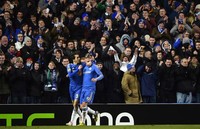 Torres merayakan golnya bersama Yossi Benayoun. REUTERS/Paul Hackett.