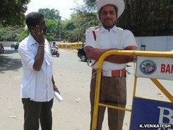 Polisi Kardus Penegur Pengendara Ugal-ugalan