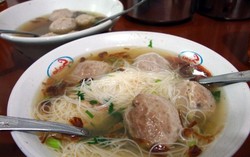 Digelitik Bakso Mas Kumis Djarum yang Hangat Lezat
