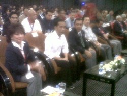 Buka Musyawarah KONI, Jokowi Serahkan Kursi Roda ke Atlit Disabilitas