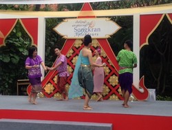 Perang Air yang Seru di Festival Songkran Pindah ke Jakarta