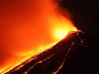 Gunung Karangetang Keluarkan Lahar
