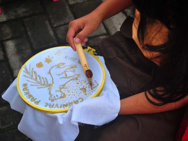 Siswa SD Membatik Bersama