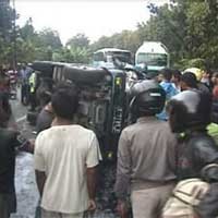 Minibus Rombongan Mahasiswa Stikes NU Vs Truk Muat Semen