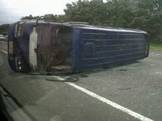 Minibus Terguling di Tol Jakarta-Cikampek, Macet 1 Km