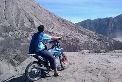 Bertualang Naik Motocross di Gunung Bromo, Berani?
