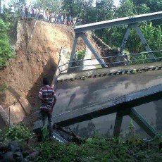 Pengguna Jalan Kebingungan Akibat Jembatan Ponorogo-Pacitan Runtuh
