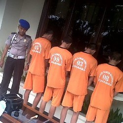 Kelompok Drop Out Tebas Tangan Fotografer