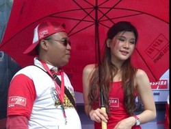 Ganti Ban Sambil Berpose dengan Umbrella Girl