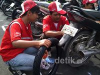 Ribuan Motor Ganti Ban Bareng