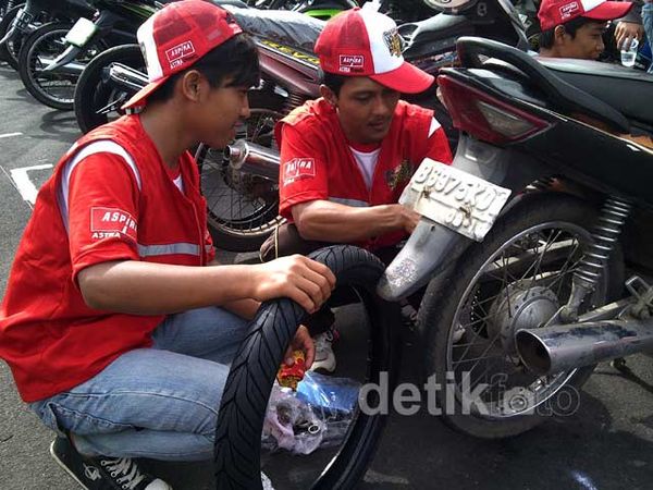 Ribuan Motor Ganti Ban Bareng