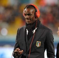 Merokok di Toilet Kereta, Balotelli Bakal Didenda Milan