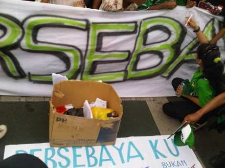 Nasib Persebaya Tak Jelas, Bonek Gelar Aksi Cap Jempol Darah Nasib Persebaya Tak Jelas, Bonek Gelar Aksi Cap Jempol Darah
