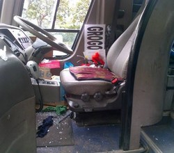 Mobil Mogok di Jalur Busway Berujung Pemecahan Kaca TransJ