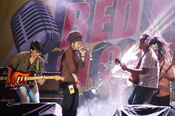 Ray DSky, Sandhy Sondoro, Gugun Blues Shelter, Barry Likumahuwa Project Meriahkan Konser Hidung Merah