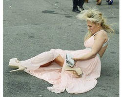 Foto: Sosialita Cantik Berjatuhan di Jalan Demi Hadiah Rp 75 Juta