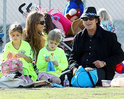 Berteman dengan Mantan, Kenapa Tidak? 10 Seleb Ini Buktinya