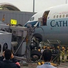 Garbarata di Bandara Hong Kong Ambruk, Pintu Pesawat Cathay Rusak
