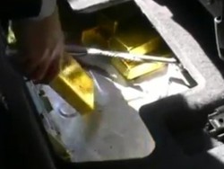 12 Emas Batangan Disembunyikan di Lantai Mobil