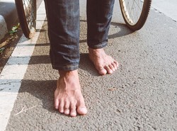 Serunya Foto Tanpa Alas Kaki Serentak di Dunia
