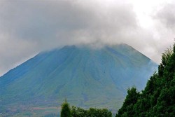 Gunung Lokon di Sulut Letuskan Abu, Pendaki Harap Menjauh