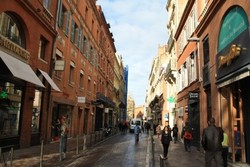 Voila! Pesona Kota Merah Bata di Pinggiran Prancis