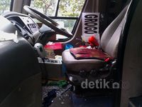Kaca TransJ Pecah Terkena Lemparan Kunci L