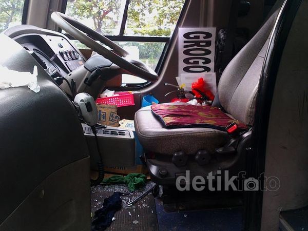 Kaca TransJ Pecah Terkena Lemparan Kunci L