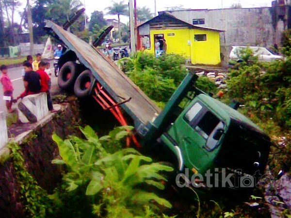 Truk Tronton Terperosok di Tasikmalaya