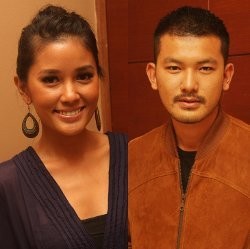 Rio Dewanto dan Titi Rajo Bintang Minum Air Mursala Biar Kece