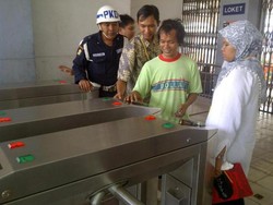 Gerbang Elektronik KRL Uji Coba di 6 Stasiun, Dirut KAI Minta Penumpang Patuh