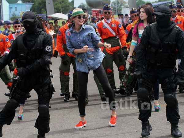 Ketika Luna Maya Bergoyang dengan Para Tentara
