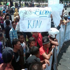 Warga Demo Pilkades Tanpa Tinta Celup