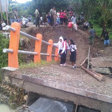 Jembatan Penghubung Desa di Bojonegoro Ambruk Diterjang Banjir