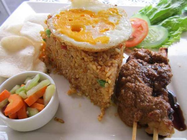 Duduk Santai Sambil Menyantap Nasi Goreng Sehat